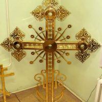 Изготовлен Крест сварной из нержавеющей стали с применением лазерной резки, покрыт золотом методом гальванохимии