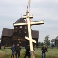 Изготовлен 9-ти метровый "Золотой Крест Варзуги". Кольский п-ов. Транспортировка к месту установки.