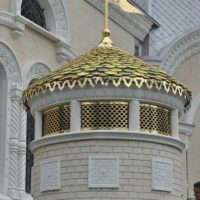 Декоративные позолоченные решетки и флюгеры на Соборном Храме в честь святого князя Игоря Черниговского и Киевского